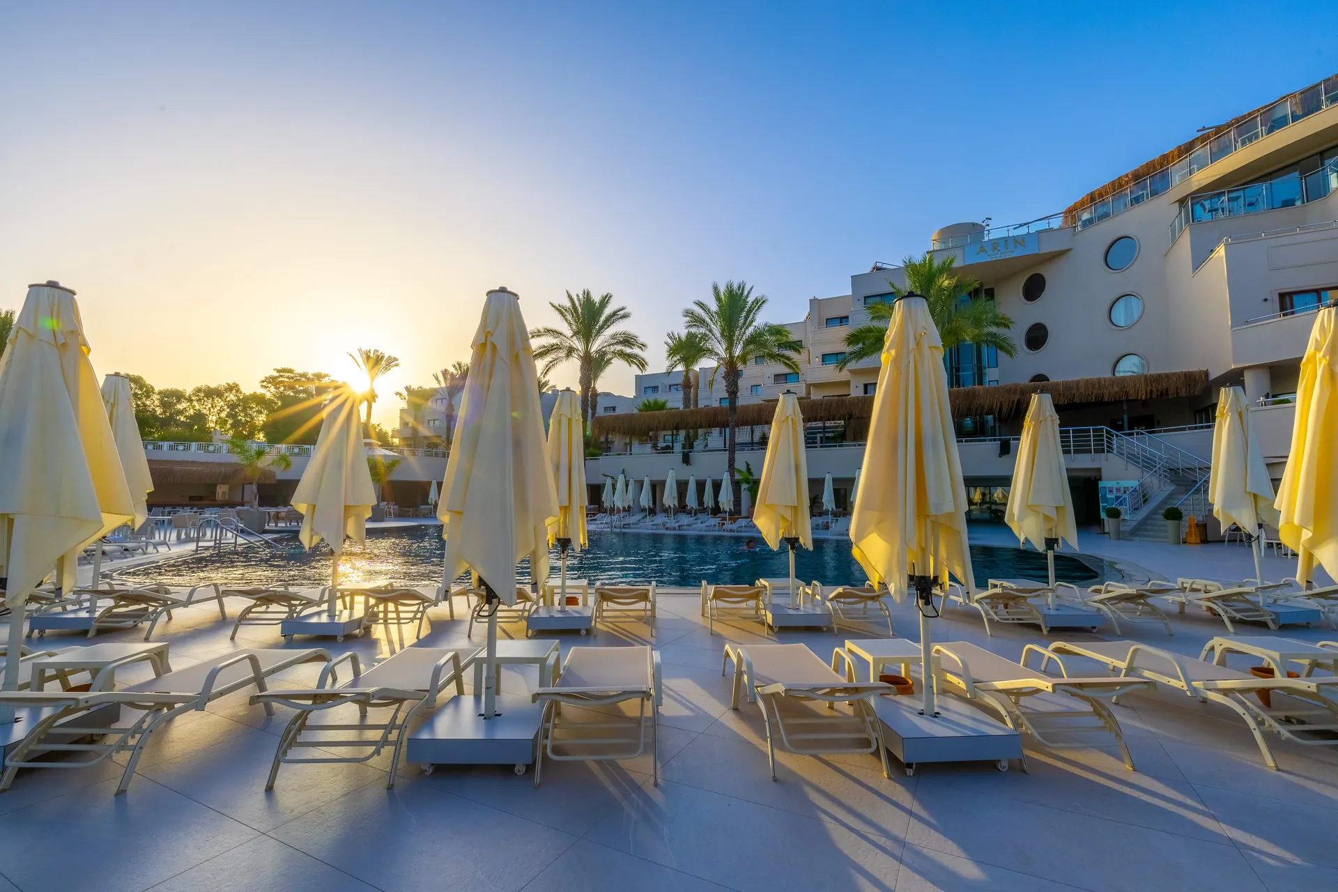 Altın saatte Arin Resort havuzu